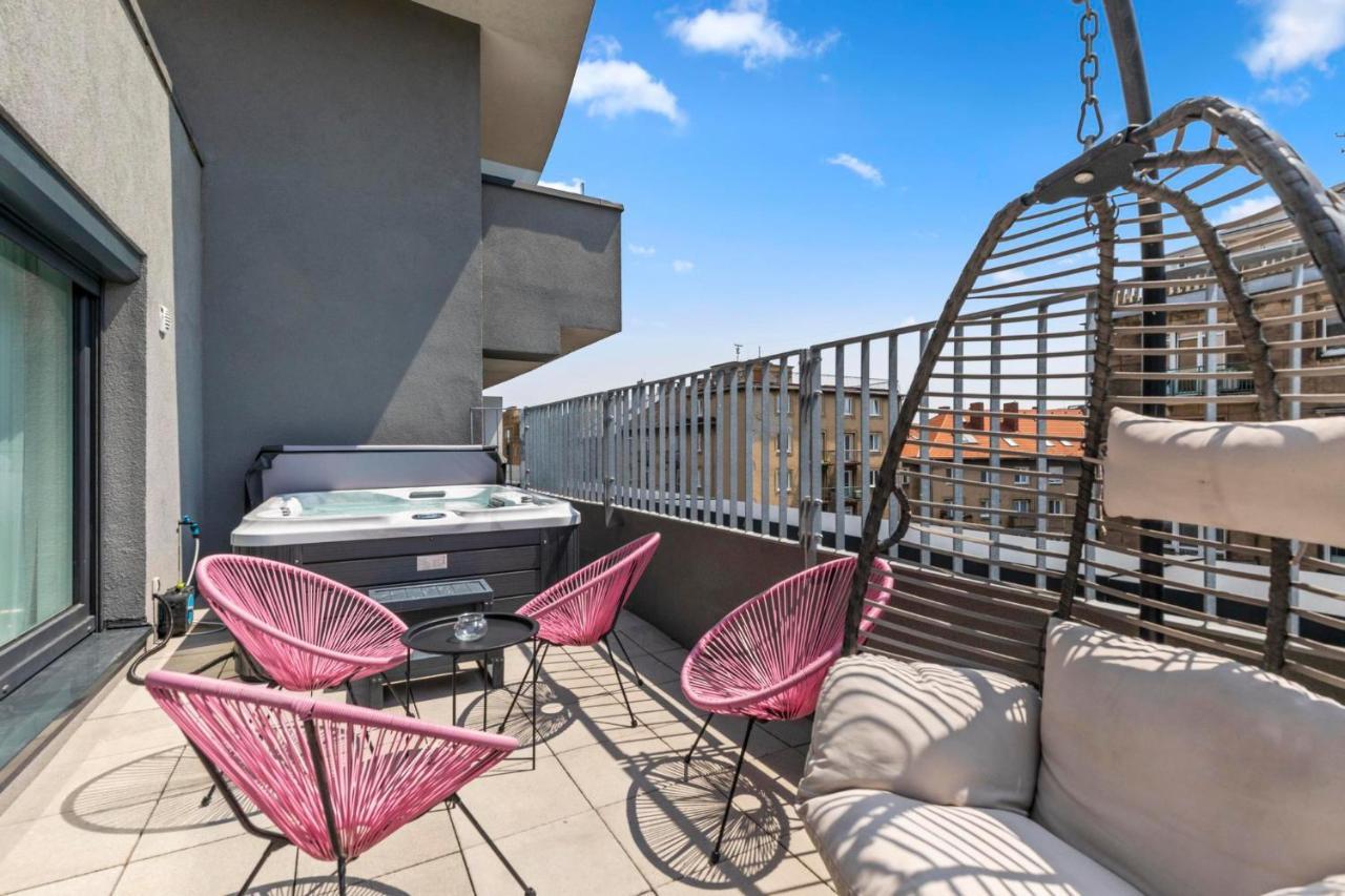 Lam Pink - Jacuzzi - Ac - Ps4 Appartement Bratislava Buitenkant foto