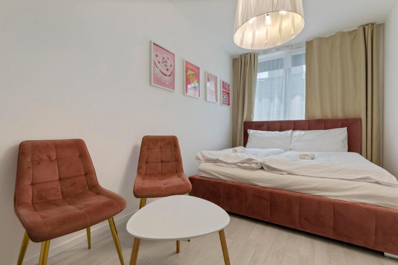 Lam Pink - Jacuzzi - Ac - Ps4 Appartement Bratislava Buitenkant foto