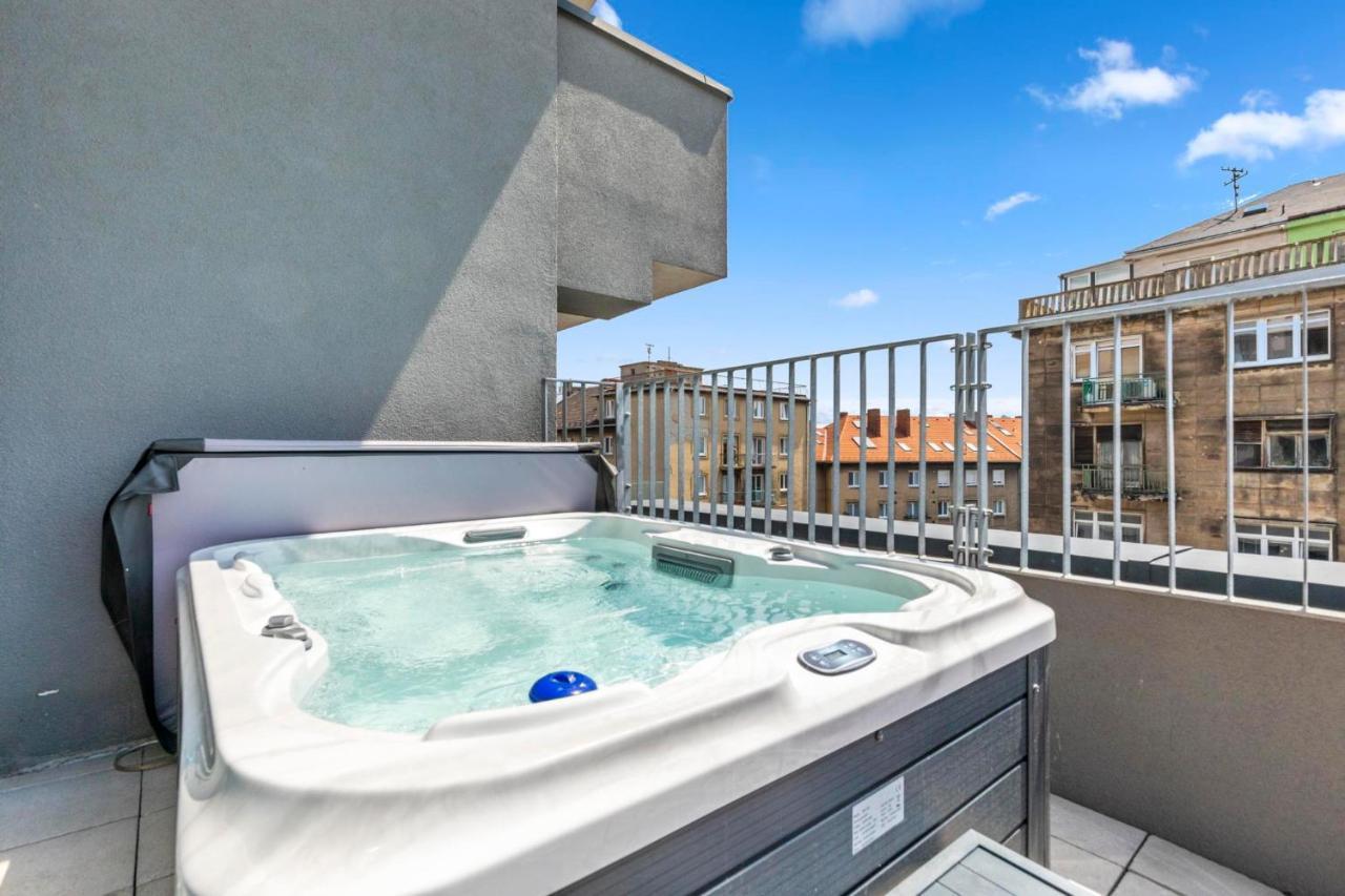 Lam Pink - Jacuzzi - Ac - Ps4 Appartement Bratislava Buitenkant foto