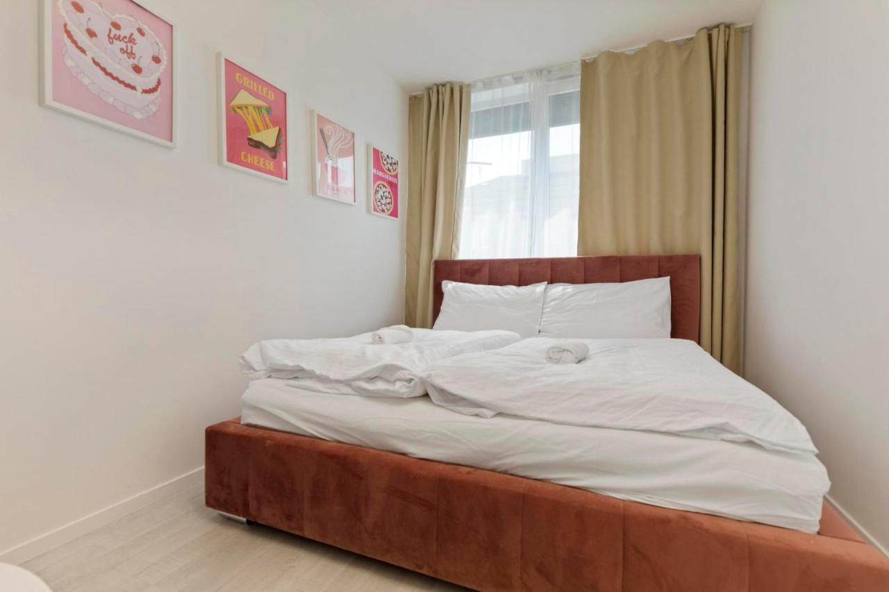 Lam Pink - Jacuzzi - Ac - Ps4 Appartement Bratislava Buitenkant foto
