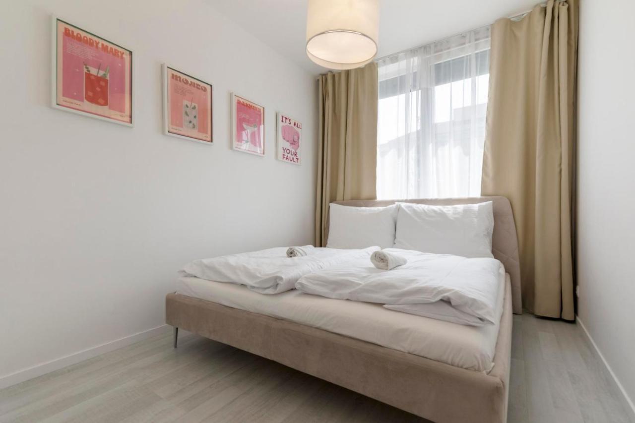 Lam Pink - Jacuzzi - Ac - Ps4 Appartement Bratislava Buitenkant foto