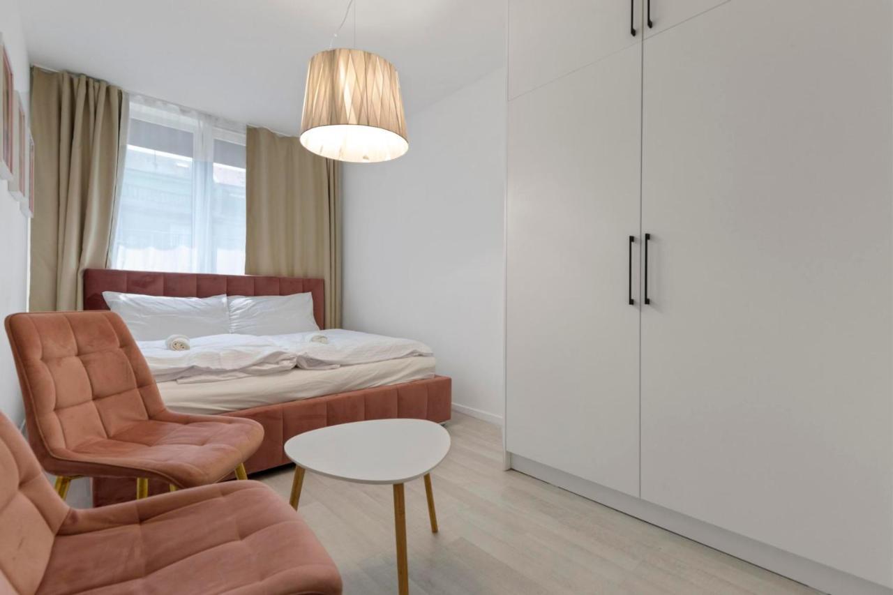 Lam Pink - Jacuzzi - Ac - Ps4 Appartement Bratislava Buitenkant foto