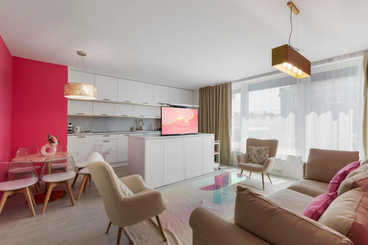 Lam Pink - Jacuzzi - Ac - Ps4 Appartement Bratislava Buitenkant foto