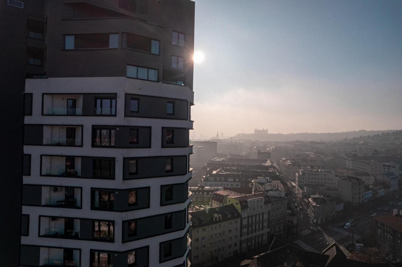 Lam Pink - Jacuzzi - Ac - Ps4 Appartement Bratislava Buitenkant foto