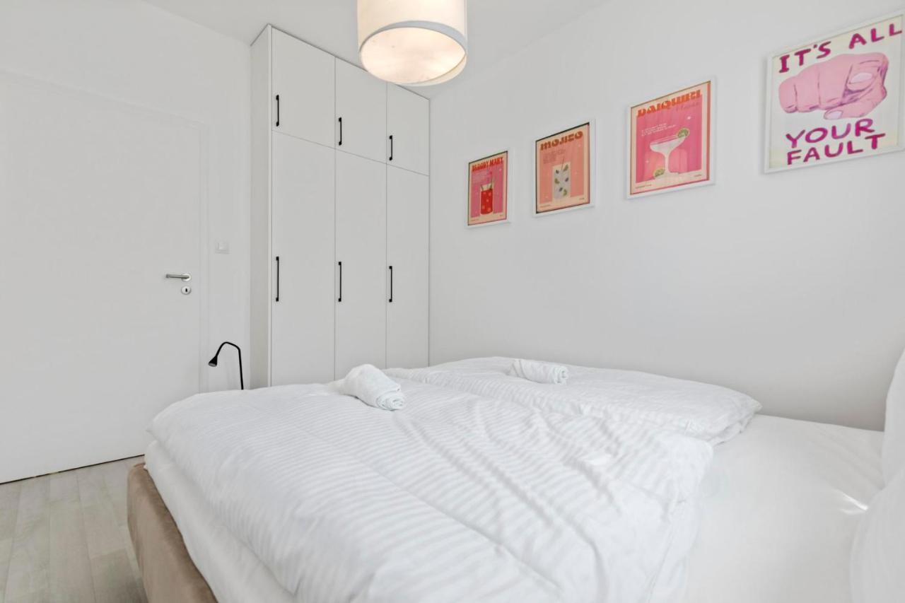 Lam Pink - Jacuzzi - Ac - Ps4 Appartement Bratislava Buitenkant foto