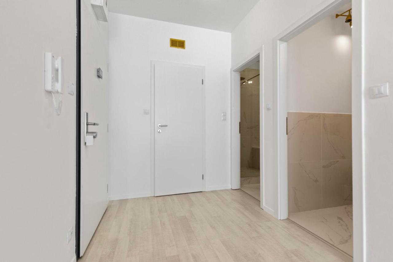 Lam Pink - Jacuzzi - Ac - Ps4 Appartement Bratislava Buitenkant foto