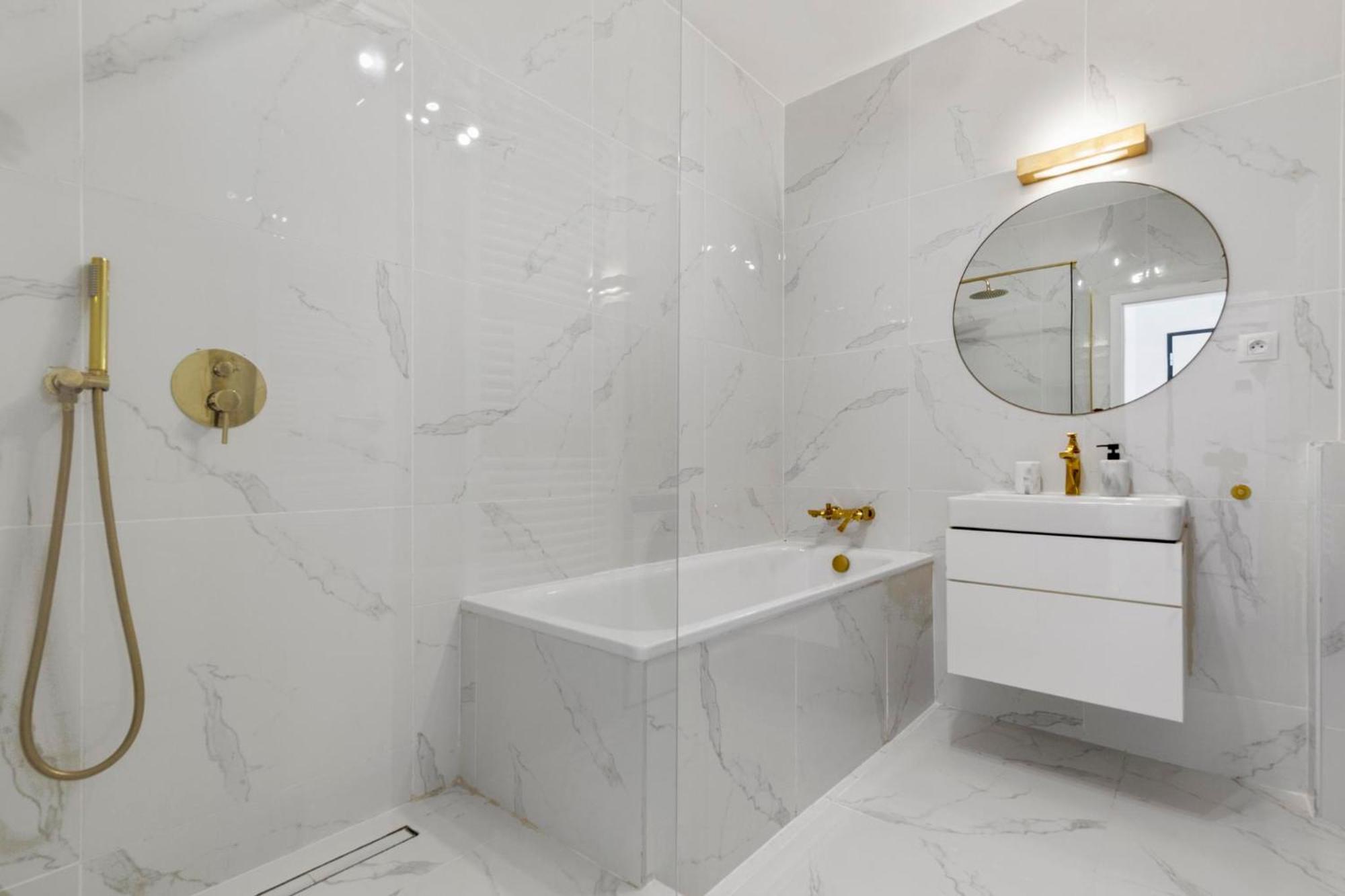 Lam Pink - Jacuzzi - Ac - Ps4 Appartement Bratislava Buitenkant foto