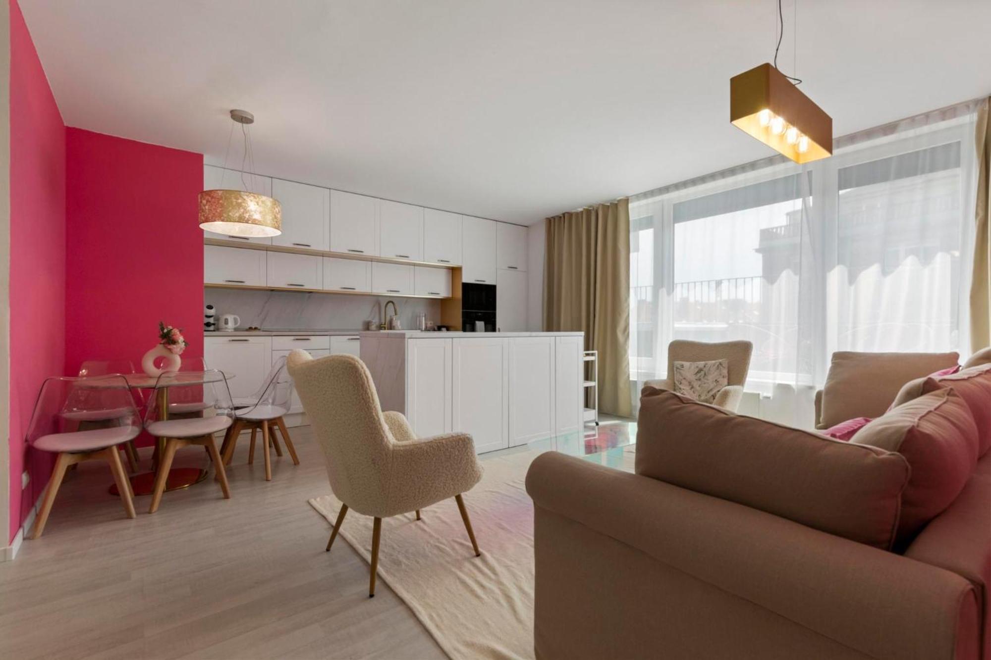 Lam Pink - Jacuzzi - Ac - Ps4 Appartement Bratislava Buitenkant foto